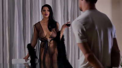 Slampan Kira Queen bjöd sin granne på te och knullade honom på matbordet